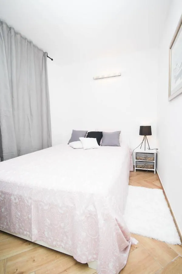 Lola'S Apartment Split