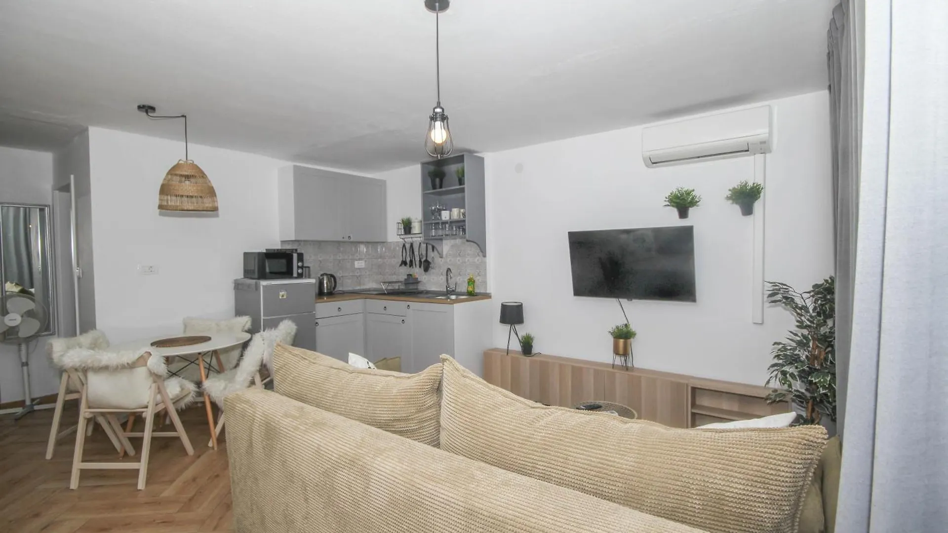 Lola'S Apartment Split