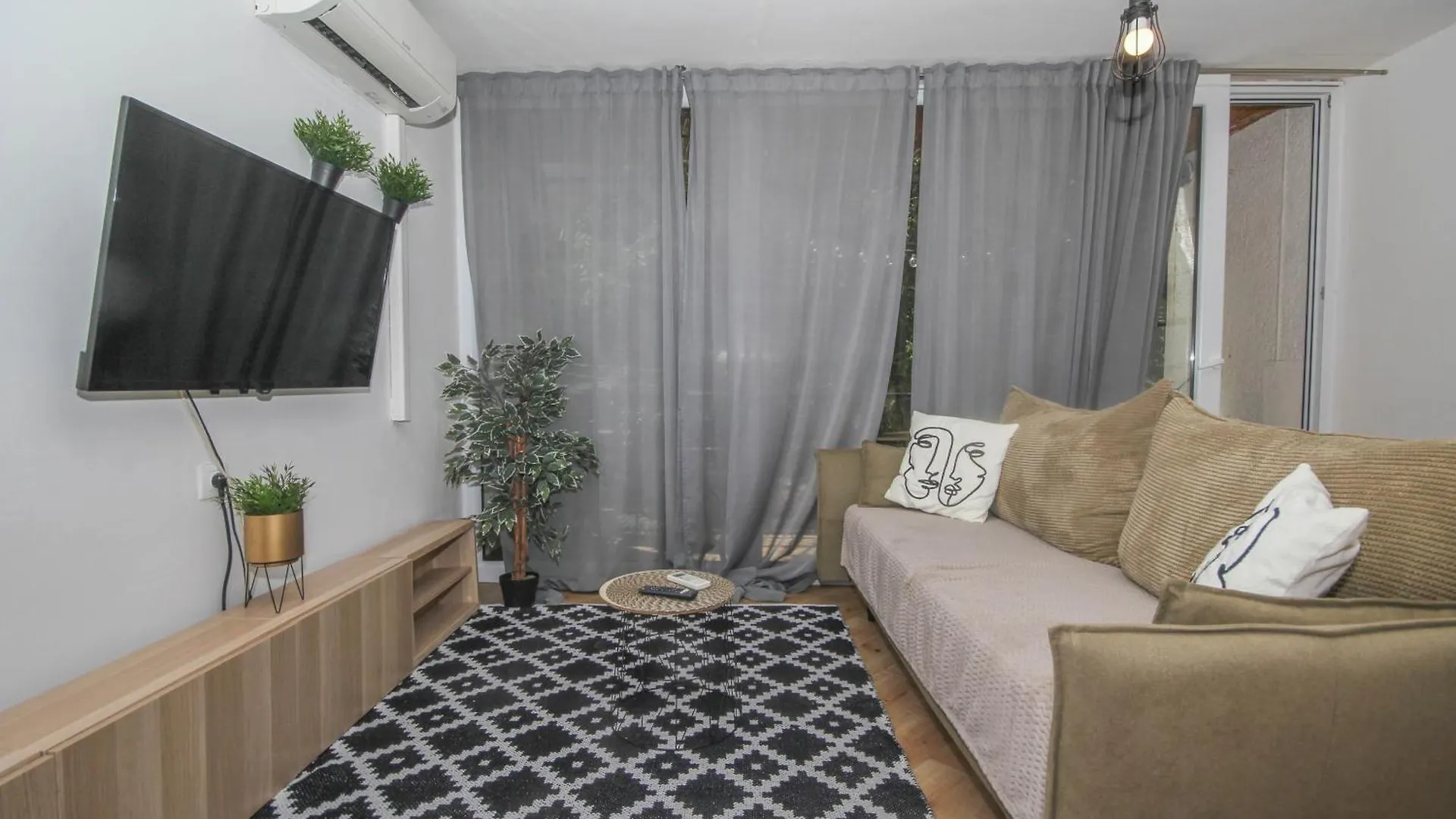 Lola'S Apartment Split