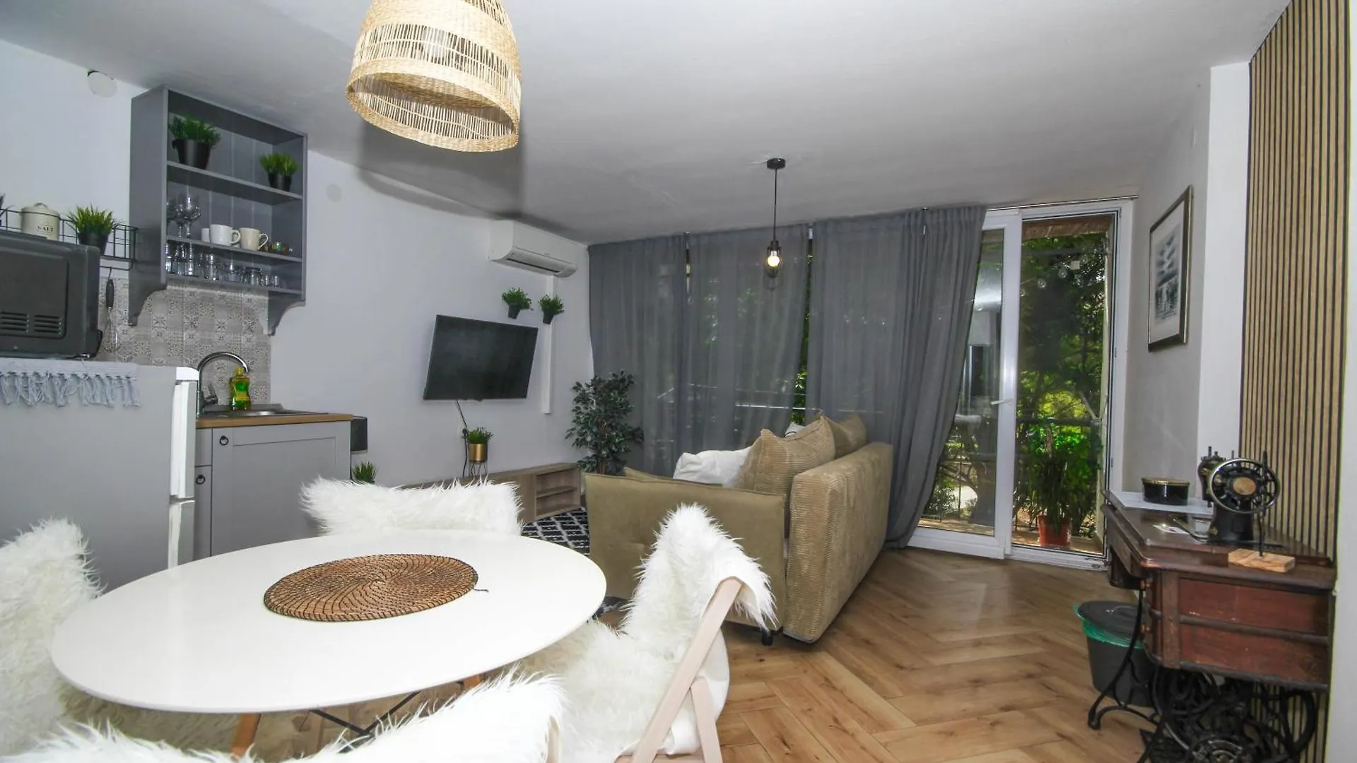 Lola'S Apartment Split 0*,